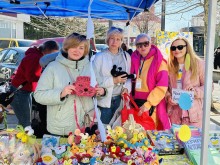 Учасниці мистецького простору «Рукодвійки» демонструють свої вироби на ярмарці