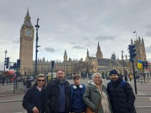 Представники Маріупольського театру на фоні башти Біг Бен