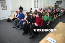 Представники громадськості беруть участь у брифінгу