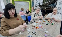 Жінки- переселенки з Донецької області власноруч створюють писанки, використовуючи традиційні інструменти та матеріали.