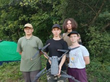 Молодь під час практичного заняття з опанування навичок аеророзвідки. Учасники табору отримали можливість ознайомитися з роботою сучасних безпілотних систем, що є важливою складовою сучасної оборонної підготовки.