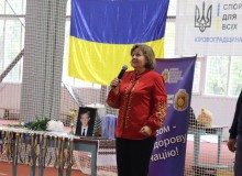 Мама Героя України Степана Чубенка — пані Сталіна — виступає перед учасниками та гостями турніру.
