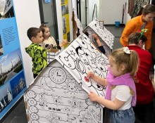 Діти працюють з розмальовками