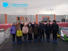 Спільне фото. Діти та дорослі стоять на ковзанах.