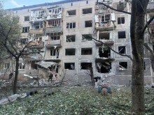 Пошкоджена багатоповерхівка після ворожого обстрілу