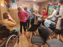 Вихованці виконують пісні та проводять рухливі танцювальні ігри, поєднуючи українську та іспанську культу