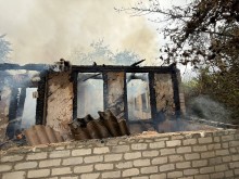 Обгоріли стіни, балки та оконні рами будинку після обстрілу ворога.
