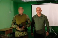 Вадим Філашкін та військовослужбовець із нагородою