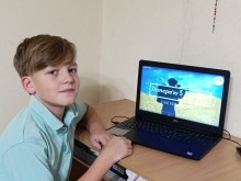Переможець конкурсу переглядає відеороботу на ноутбуці