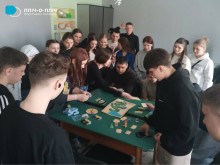 Молодь грає в гру "Код Донеччини"