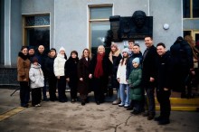 Учасники заходу біля пам'ятної дошки Леонтовичу, встановленій на будівлі вокзалу в Кам'янці -Подільському