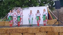 Творчий колектив у вишиванках виступажє на сцені фестивалю