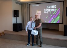 Вадим Філашкін нагороджує кікбоксера Данила Проломова.