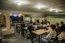 Учні та студенти на зустрічі з військовими в межах проєкту «Наша Донеччина. Наш дім. Наша фортеця». Презентація на екрані.