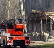 Пожежна машина гасить вогонь після ворожого обстрілу