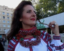 Олена Голубцова - креативна й талановита жінка, письменниця і поетеса, авторка й виконавиця пісень, майстриня на всі руки і берегиня нематеріальної культурної спадщини.