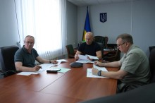 Вадим Філашкін, Ігор Бойко та Олександр Шевченко сидять за столом під час засідання Ради оборони Донецької області