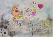 Дитячий малюнок кольоровими олівцями: над містом Костянтинівка у хмарах зображені іграшки (ведмідь, заєць, лялька, поїзд)
