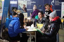 Волонтери працюють з переміщеними особами в хабі