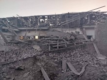 Руїни будівлі після ворожого авіаудару