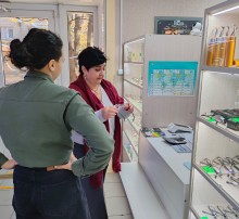 Наталія Адамова та Соня Нагапетян дивляться на окуляри