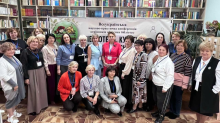 Групове фото учасників Всеукраїнської науково-практичної конференції керівників обласних бібліотек у читальній залі