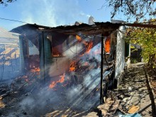 Палаюча будівля після ворожого обстрілу