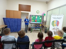 Педагог презентує дітям ляльку Альбіну - героїню творчого заняття в онлайн-таборі «ART-простір».