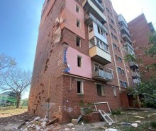 Пошкоджений будинок після ворожого обстрілу