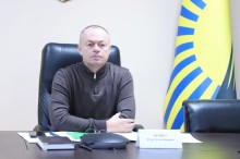 Ігор Бойко сидить за столом