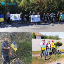 Колаж фото.
Учасники велопробігу, тримають прапори України та громад. На 1 фотографії    жінка у вишиванці на велосипеді дівчини букет троянд.