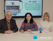 Підписання Меморандуму про співпрацю між закладами освіти: Ліцеєм №1 Гостомельської селищної ради, Бахмутським навчально-виховним комплексом «Загальноосвітня школа І-ІІІ ступенів №11 – багатопрофільний ліцей» та Бахмутською загальноосвітньою школою І-ІІІ ступенів №10. Представники закладів освіти сидять за столом.