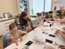 Діти з Донецької області під час майстер-класу виготовляють ляльки-мотанки, які символізують зв'язок між минулим, теперішнім та майбутнім, передаючи мудрість та досвід попередніх поколінь.