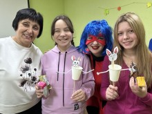 Діти разом із педагогом демонструють власні  поробки