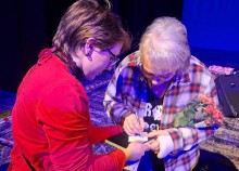 Акторка театру залишає автограф поціновувачці вистави