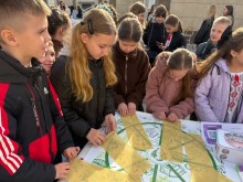 Діти власноруч виготовляють свічки з вощини