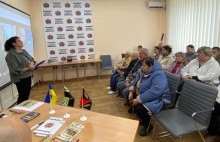 Вікторія Сушицька,  фахівець Добропільсько-Мирноградського управління Покровський філії Донецького обласного центра зайнятості, надає роз'яснювальну інформацію учасника зустрічі