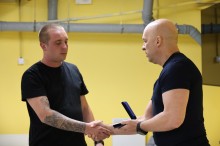 Вадим Філашкін нагороджує захисника