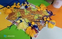 Яскраві обереги «Подорожниці» на мапі України як символ єдності та незламної віри в Перемогу.