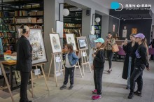 Відкриття у Бучі виставки робіт слов’янських митців «На грані».Відвідувачі різного віку. Багато юних шанувальників, які уважно слухають розповідь організатора.