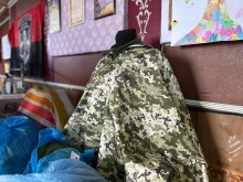 Військовий плащ зеленого кольору.