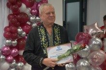 Урочисте святкування 70-річчя державного навчального закладу «Бахмутський центр професійно-технічної освіти». Атмосфера на фото урочиста і дружня. Присутні голова громада, педагогічні працівники та інші посадові особи.
