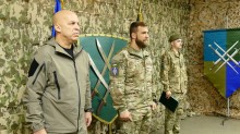 Вадим Філашкін нагороджує військовослужбовця 20 корпусу