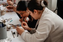 Учасниці майстер класу розписують писанки