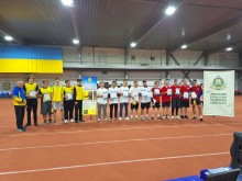 Три команди від Донецького національного медичного університету у футбольних формах перед початком пам'ятного матчу