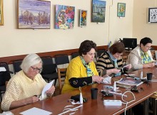 Учасники майстер-класу виготовляють символічні фігурки янголів