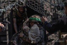 Військові виносять бабусю з підвалу