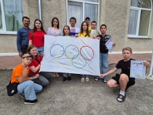 Колективне фото дітей на подвір'ї закладу на урочистому заході закриття малих олімпіадних ігор