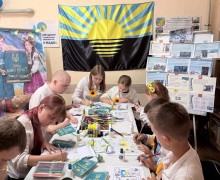 Діти малюють патріотичні листівки, присвячені Дню Конституції, у гуманітарному хабі Мар’їнської МВА у м. Павлоград
