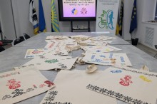 Готові екосумки з різнокольоровими патріотичними та етнічними принтами розкладені на великому столі
